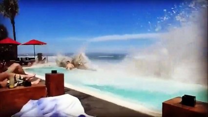 Des vagues énormes viennent détruire une piscine à Bali