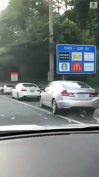 Quand des convoyeurs de fonds font tomber des billets en pleine route... Tout le monde s'arrete