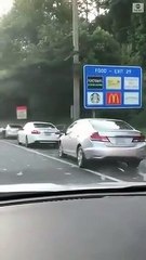 Quand des convoyeurs de fonds font tomber des billets en pleine route... Tout le monde s'arrete