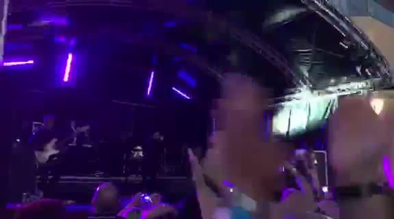 Happy Mondays perform Step On