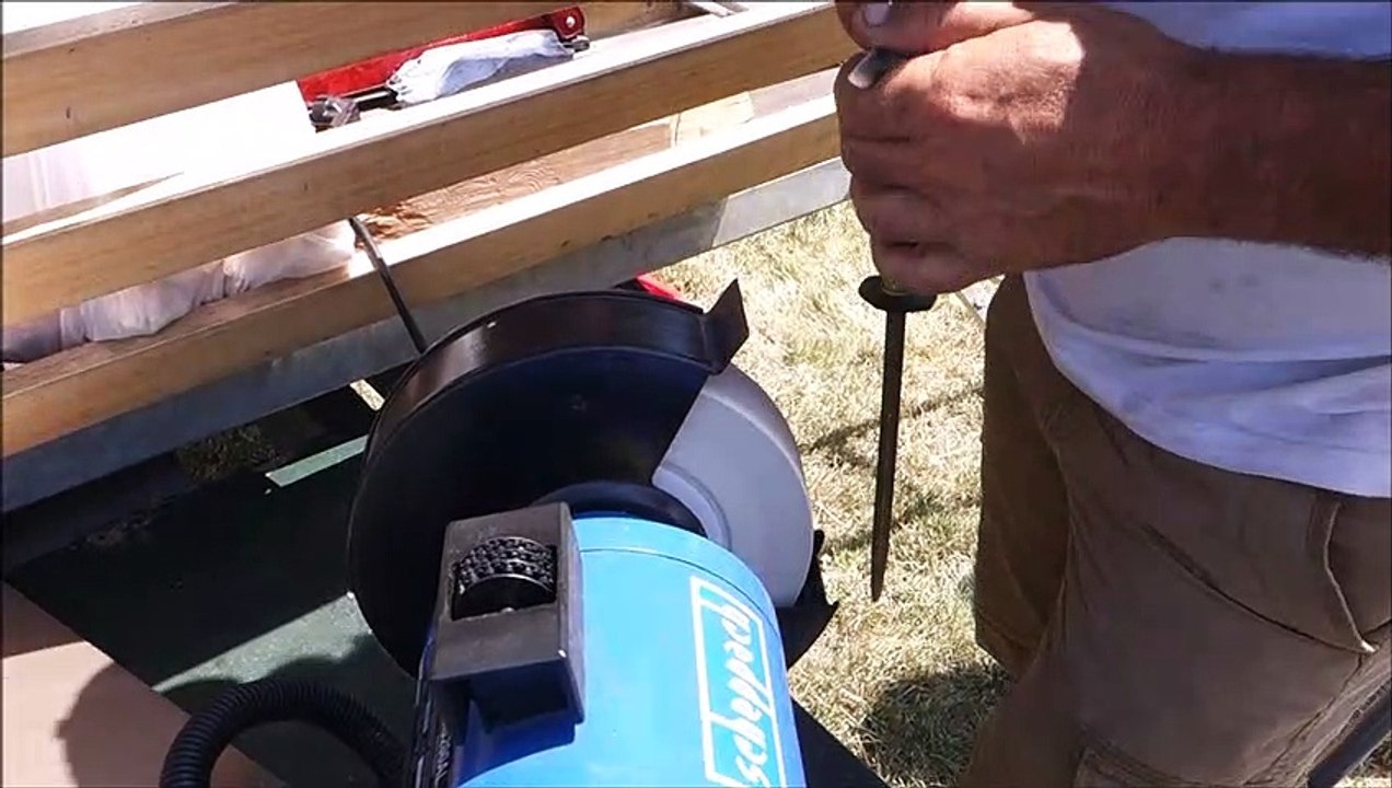 Didier Broquet, alias Marius le rémouleur, parcourt les routes avec sa roulotte