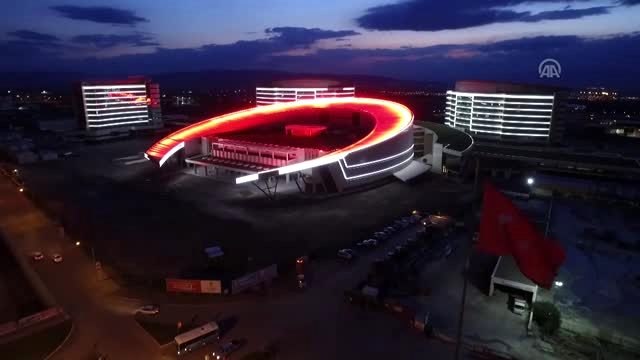 Erzurum Şehir Hastanesi al bayrağın renkleriyle aydınlatıldı