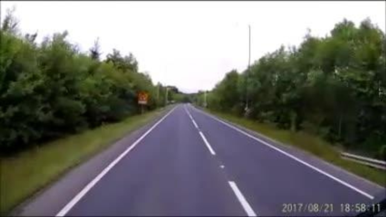 Shocking moment cyclist pulls a wheelie in fron...