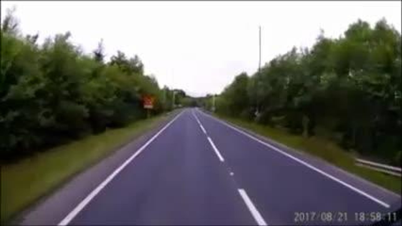 Shocking moment cyclist pulls a wheelie in fron...