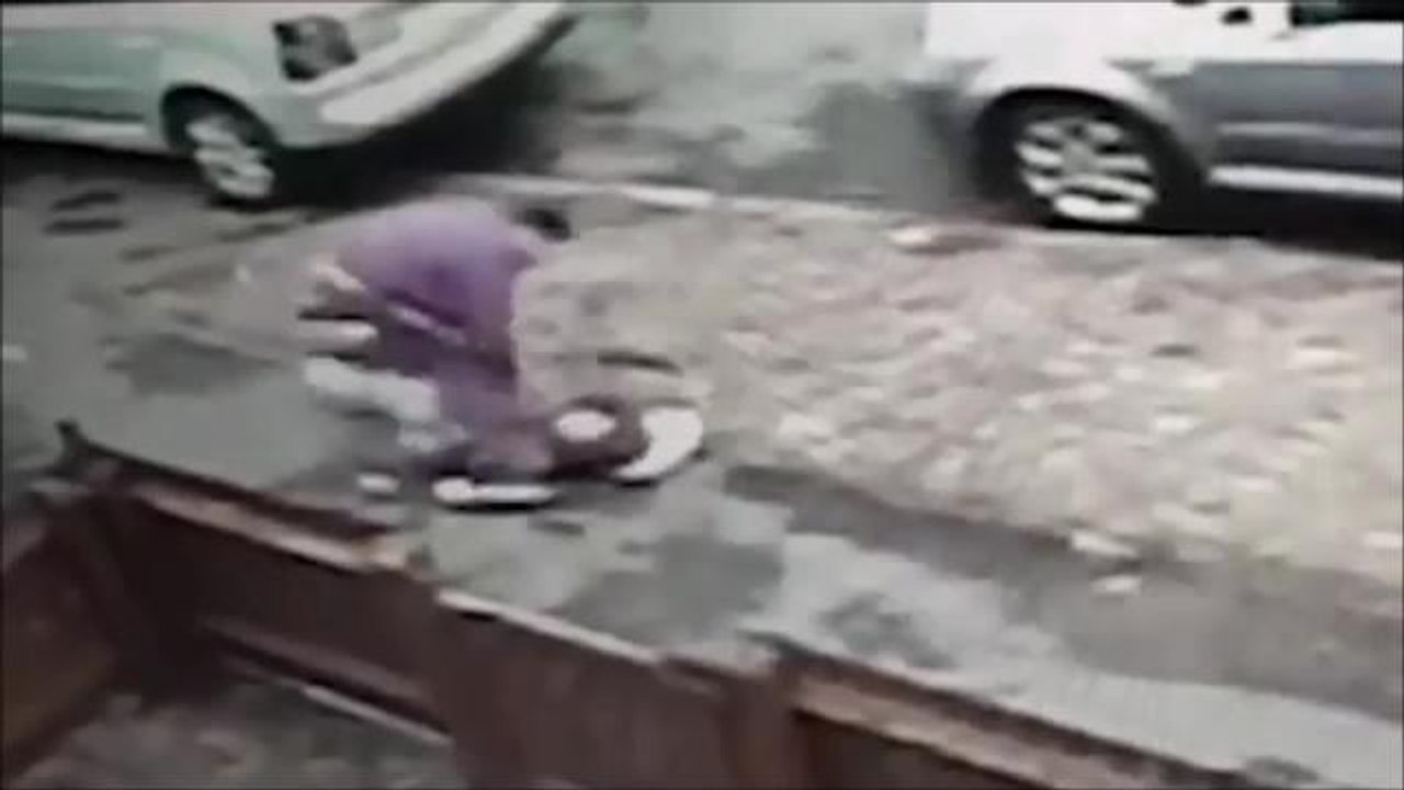 Man who robbed 12 year old girl in Derbyshire jailed for 3 years
