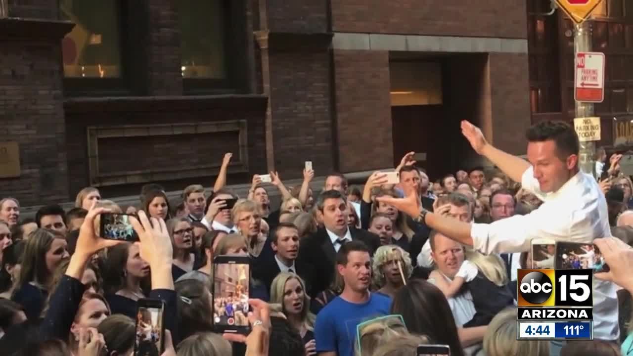 Choir group hit by NY blackout sings outside Ca...