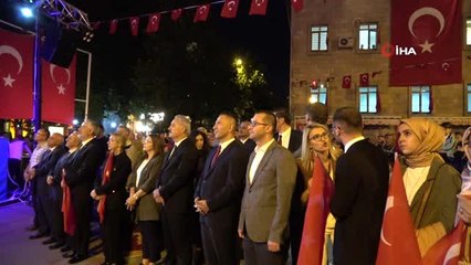 Validen Türk Bayraklı 15 Temmuz haykırışı: "...Çünkü bizler buradayız"