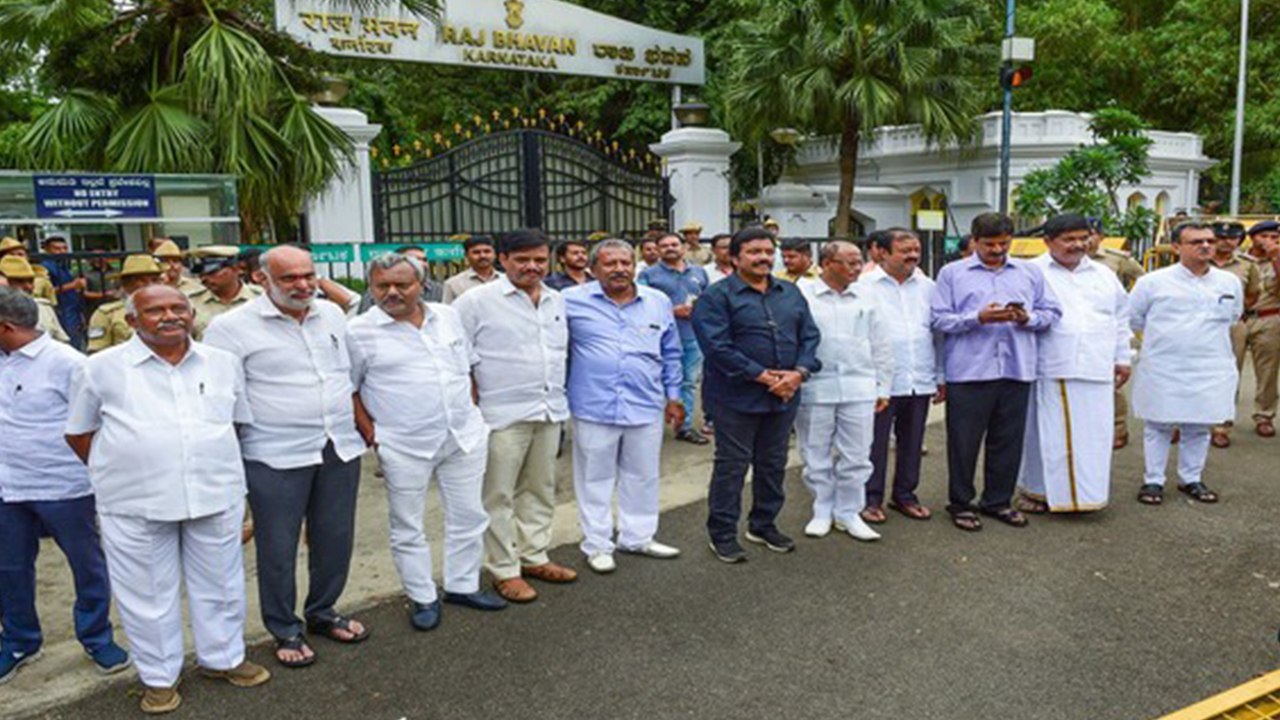 Karnataka Political Crisis : ಸುಪ್ರೀಂ ಕೋರ್ಟ್ ನಲ್ಲಿ ಇಂದು 15 ಅತೃಪ್ತ ಶಾಸಕರ ಅರ್ಜಿ ವಿಚಾರಣೆ