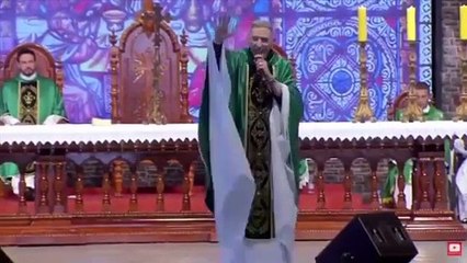 "Şişman kadınlar cennete gidemez" diyen papaz sahneden itildi