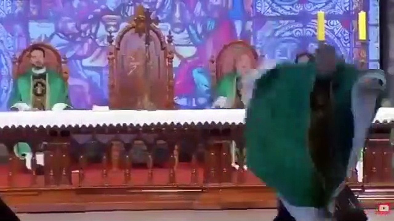 Rahibin sahneden itilme sebebi "şişman kadınlar cennete gidemez" demesi değilmiş