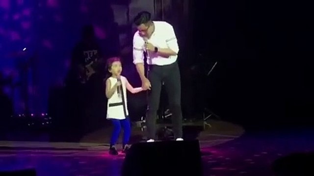 Lưu Khải Uy và Gạo Nếp Nhỏ song ca trong chương trình văn nghệ trường