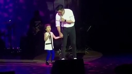 Lưu Khải Uy và Gạo Nếp Nhỏ song ca trong chương trình văn nghệ trường