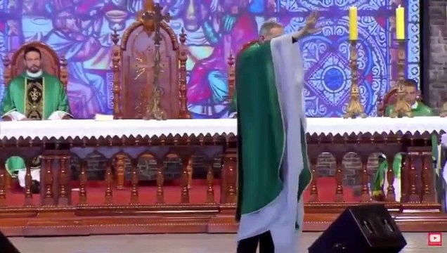 Şişman kadınlar cennete gidemez diyen papaz sahneden aşağı atıldı