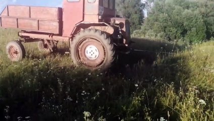 Un tracteur dépanne un 4x4
