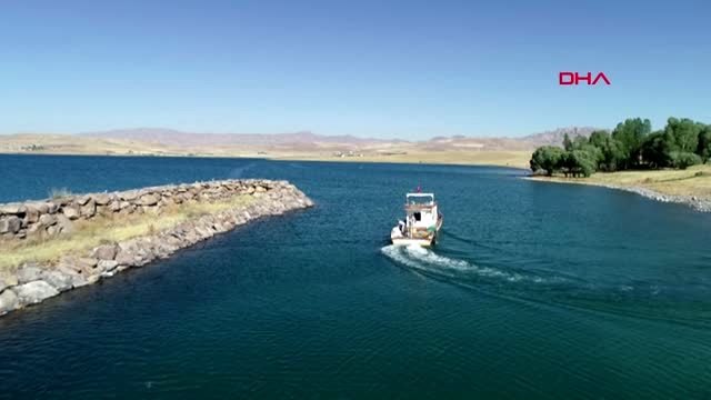 VAN Yasak kalktı, balıkçılar inci kefali için Van Gölü'ne ağlarını attı