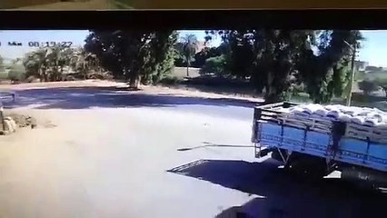 لحظة تصادم مروعة لسيارتين ميكروباص على طريق أسيوط الزراعى