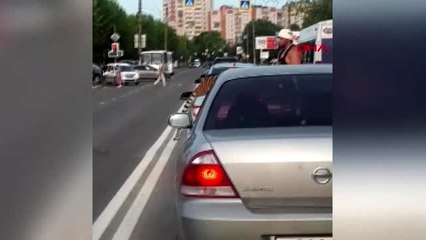 DHA DIŞ- Rusya'da akılalmaz olay Kaplan otomobilden atladı