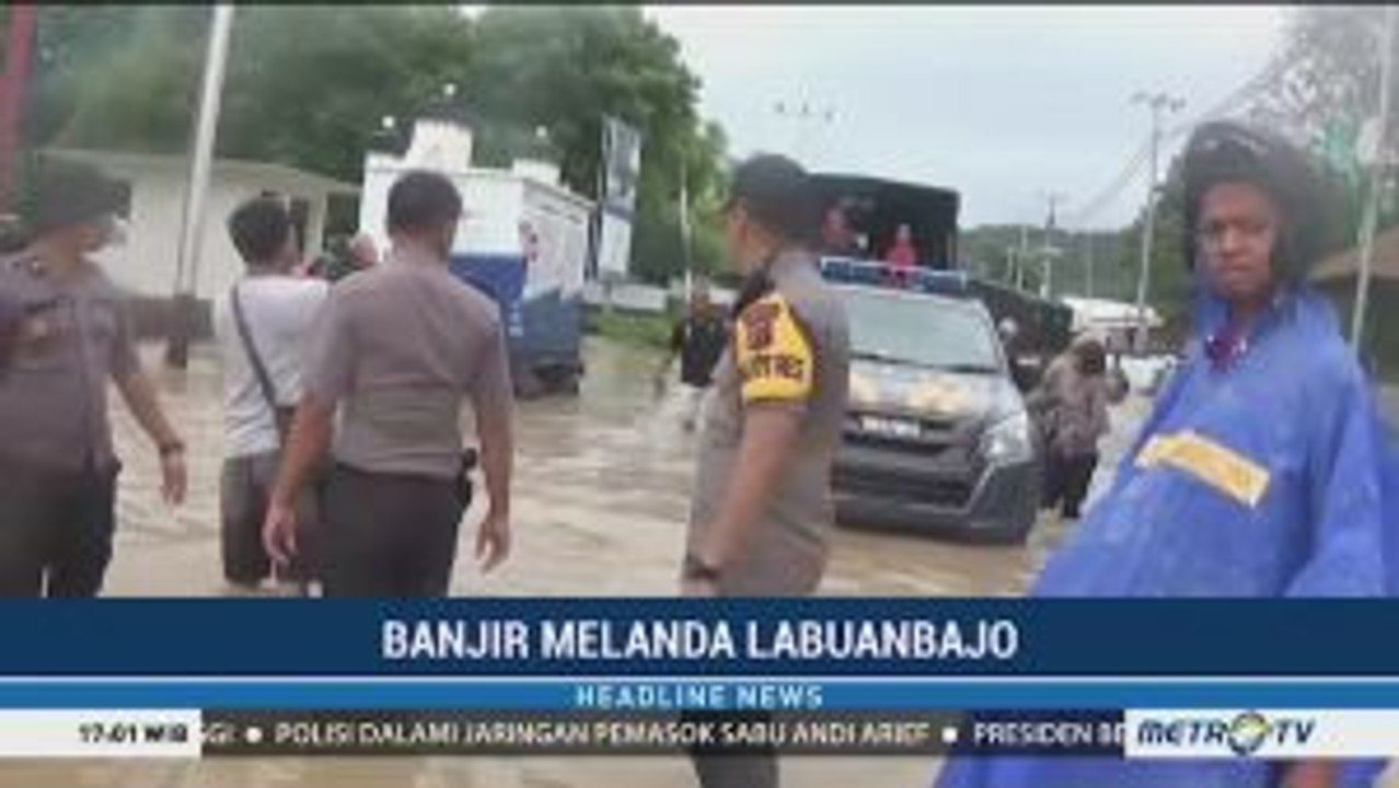 TNI-Polri Evakuasi Warga yang Terjebak Banjir di Labuan Bajo