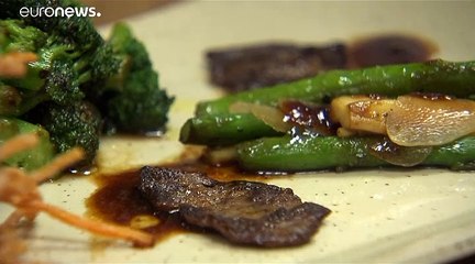 قريباً في الأسواق.. شرائح لحم منتجة في المختبر حفاظاً على البيئة