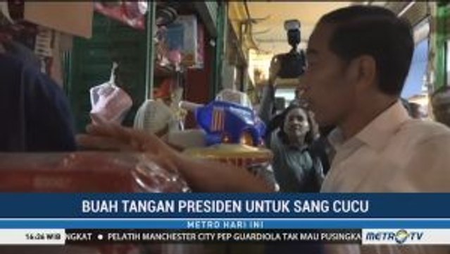 Kunjungi Lampung, Jokowi Sempatkan Beli Oleh-oleh untuk Sang Cucu