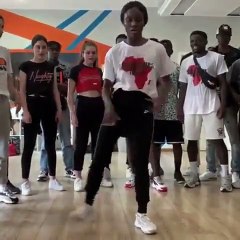 Cette jeune femme  a un incroyable talent. Magnifique !