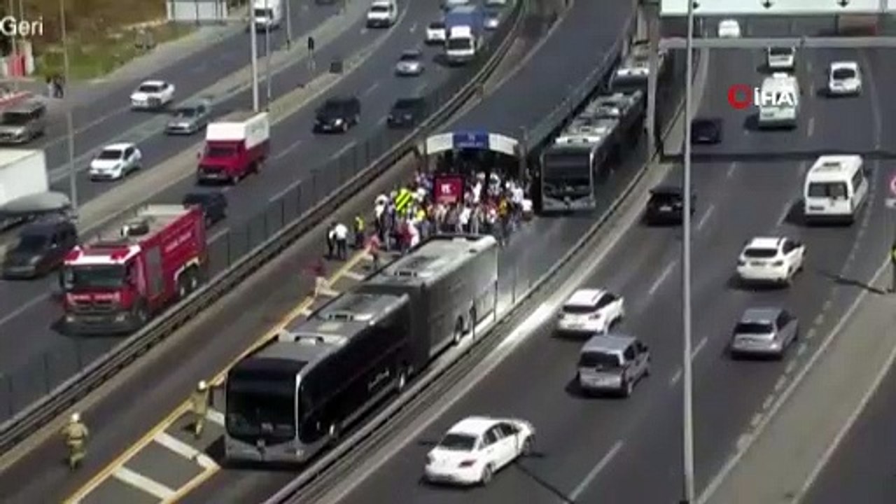 Esenyurt Saadetdere Metrobüs durağında seyir halindeki bir metrobüsün motor kısmında yangın çıktı. Yolcuların dumanların yükselmesiyle hemen indiği metrobüsteki yangına müdahale ediliyor.