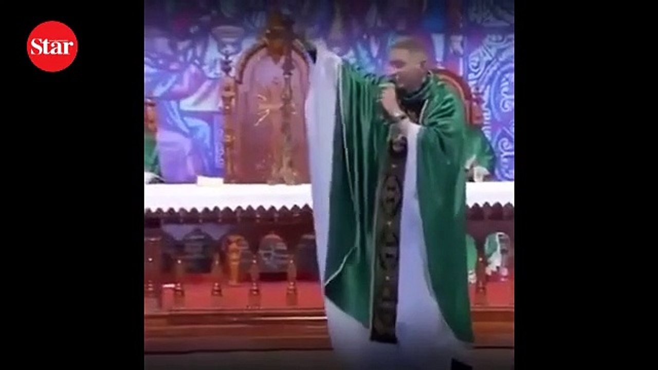 'Şişman kadınlar cennete giremez' dedi, sahneden itildi