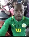 Ce Fan sénégalais soutient le Sénégal d'une drôle de manière. Essayez de ne pas rire !