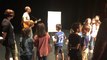 Le chanteur Mazarin fait répéter les enfants des forains avant le concert de comptines ce vendredi