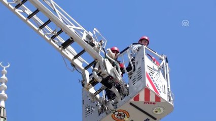 Cami kubbesindeki yaralı leyleği itfaiye kurtardı