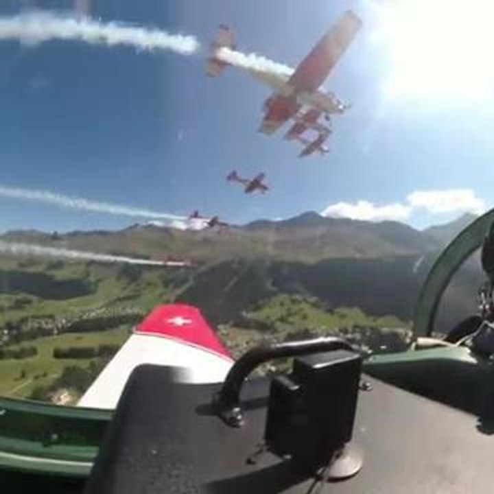 Swiss Air Force PC-7 TEAM in action. Video: Swi...