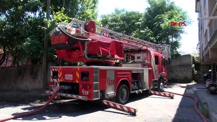 BEYOĞLU'NDAKİ YANGINDA MAHSUR KALAN YAŞLI ÇİFTİ VATANDAŞLAR KURTARDI