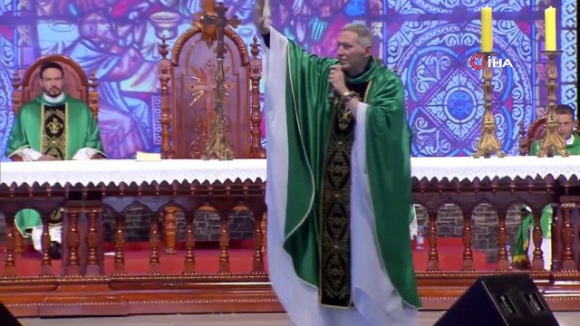 - 'Şişman kadınlar cennete giremez' diyen papazı sahneden attı