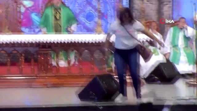 - Şişman kadınlar cennete giremez diyen papazı sahneden attı