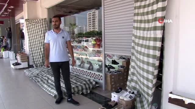 Turistler otelden çıkmayınca esnaf, kepenk kapatıp otellerin önünde göbek attı, halay çekti