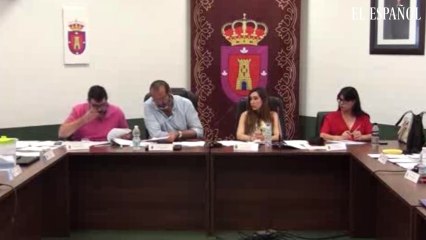 Álvaro Martín, concejal popular de Torrejón de Velasco, justifica el sueldo de la socialista Silvia Bonilla.