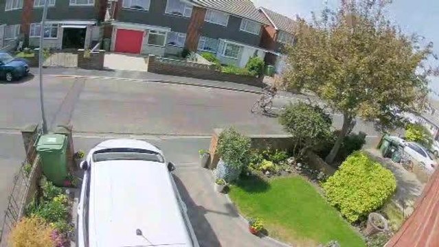 Watch thieves steal bikes off of a man's driveway - in the middle of the afternoon
