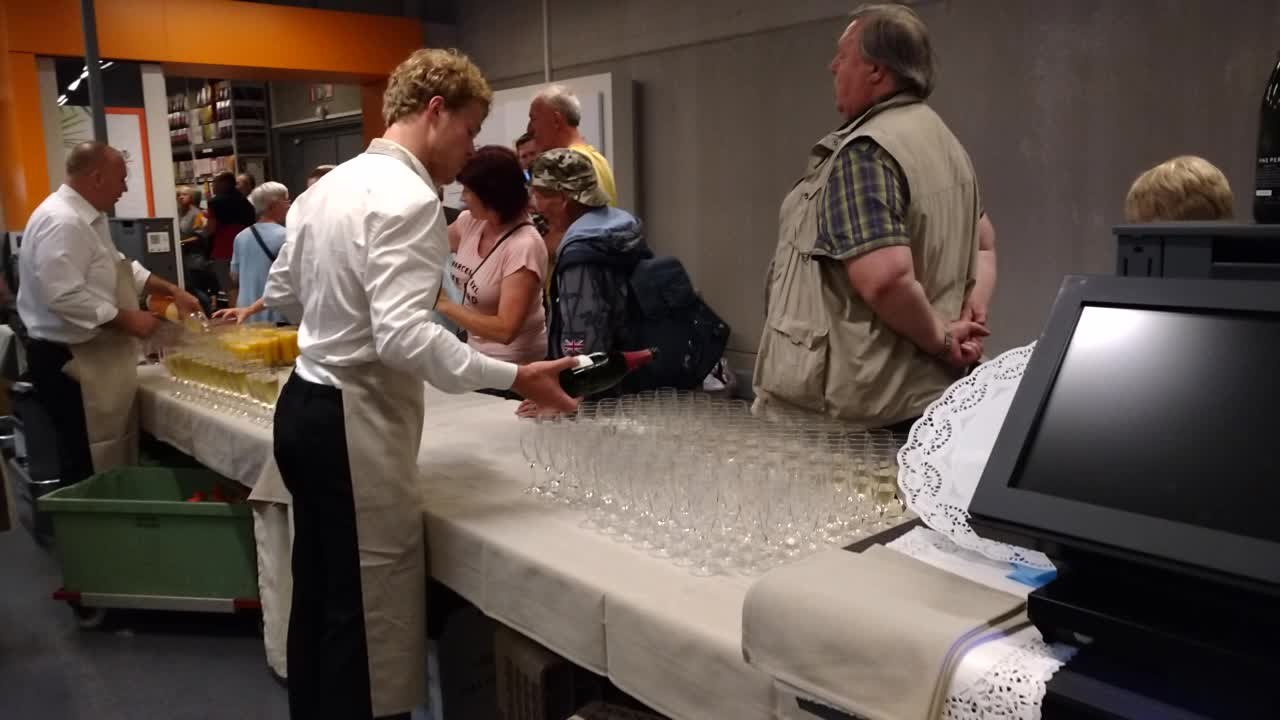 Réception des nombreux clients lors de l'inauguration du Colruyt de Mouscron