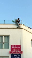 Ces ouvriers travaillent au bord du vide sans protection !