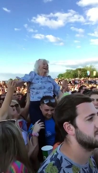 Mamie de 82ans portée par la foule au festival de musique en Ecosse !