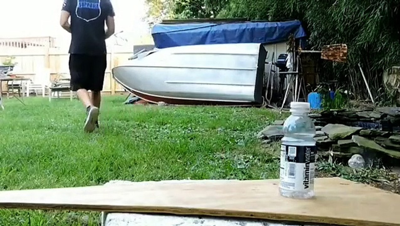 Bottle Cap Challenge.. au tir à l'arc avec une flèche !