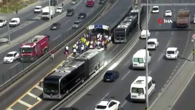 Esenyurt Saadetdere Metrobüs durağında seyir halindeki bir metrobüsün motor kısmında yangın çıktı.