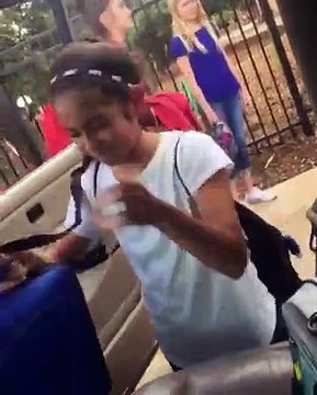 Un frère va chercher sa soeur au collège avec la musique à fond