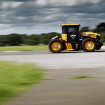 JCB's record breaking Fastrac tractor in action