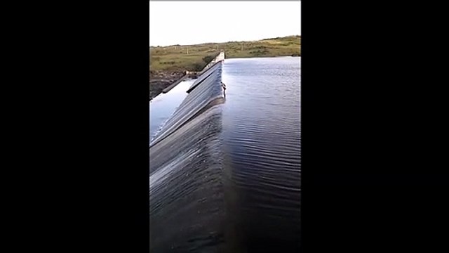 Ils font du toboggan sur un barrage... Sensations garanties