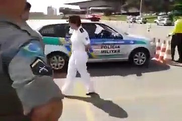 Voilà comment on sort d'une place de parking rapidement... En mode cascadeur