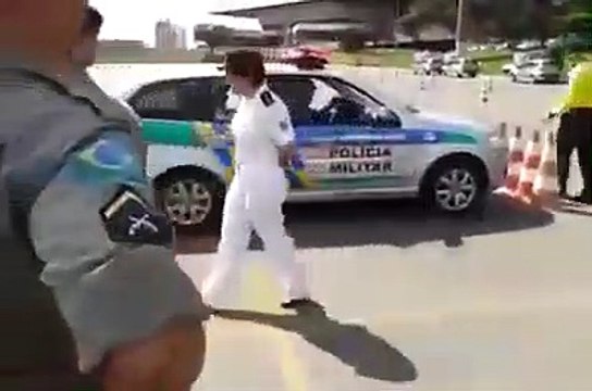 Voilà comment on sort d'une place de parking rapidement... En mode cascadeur