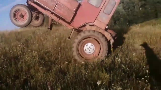 Un dépannage de voiture qui tourne très mal pour le tracteur... Oups