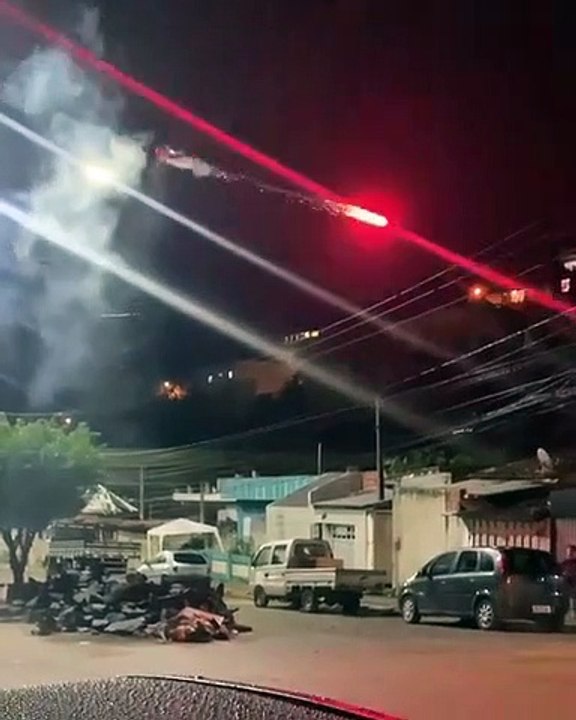 Il tire des feux d'artifice avec son drone sur ses voisins trop bruyants