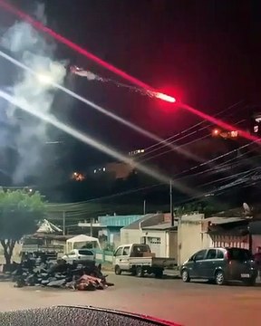 Il tire des feux d'artifice avec son drone sur ses voisins trop bruyants